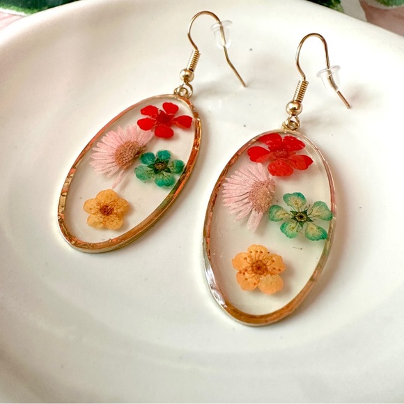 3/$22🩶 Colorful Dried Pressed Flowers Clear Acrylic Earrings Gold Tone Oval NEW - Picture 4 of 9